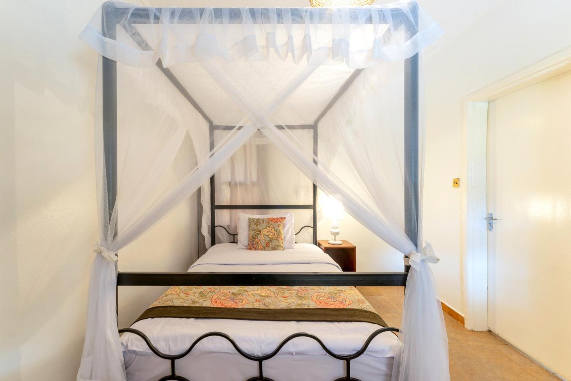 Masindi Hotel Екстер'єр фото